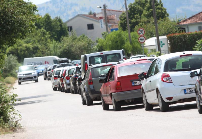 Pojačan promet vozila na cestama u smjeru juga BiH i na graničnim prijelazima